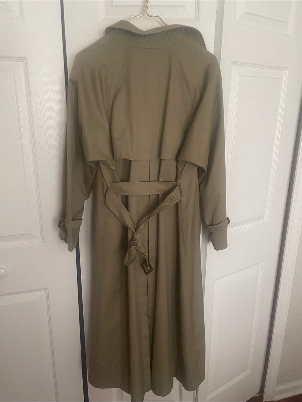 Authentic Burberrys Classic Trench Coat 6 XL. Excellent condition.